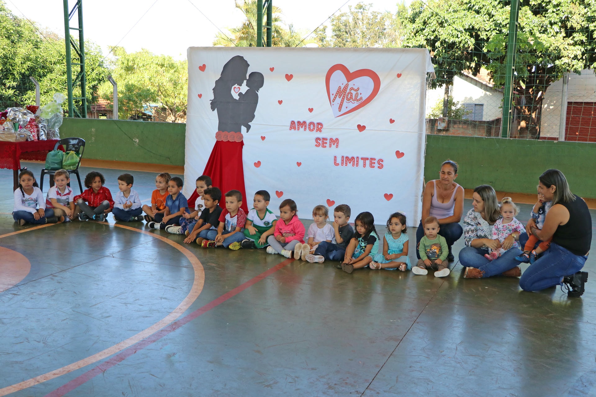 Escola do campo primavera homenageia mães com apresentações e almoço especial