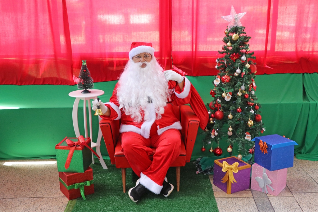 Papai Noel distribui presentes nas escolas de Leópolis e distritos